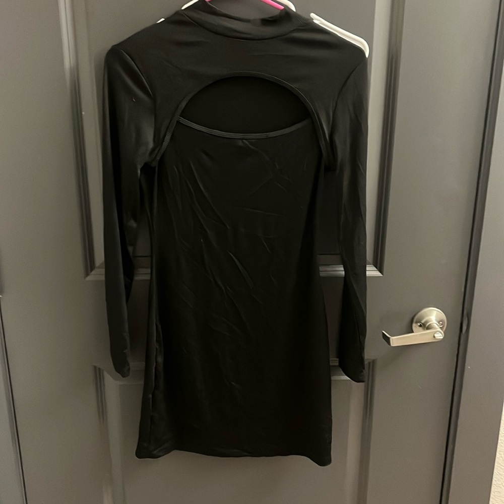 I’m selling this black dress I only worn it once I am selling it for $15.